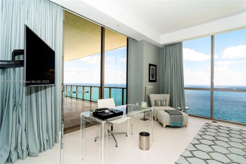 Condominio en venta en Sunny Isles Beach, Florida, 4 dormitorios, 428.19 m2 № 1982483 - foto 28
