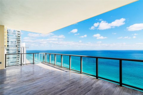 Condominio en venta en Sunny Isles Beach, Florida, 4 dormitorios, 428.19 m2 № 1982483 - foto 1