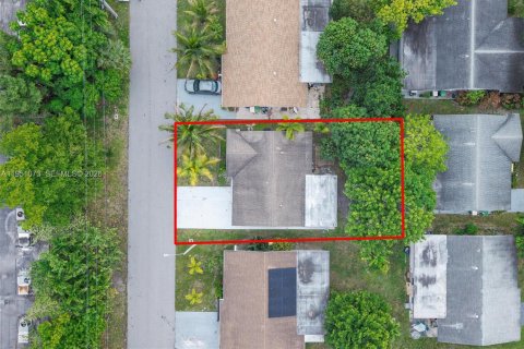 House in Tamarac, Florida 2 bedrooms, 104.79 sq.m. № 2009173 - photo 13