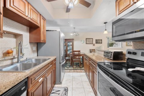 House in Tamarac, Florida 2 bedrooms, 104.79 sq.m. № 2009173 - photo 5