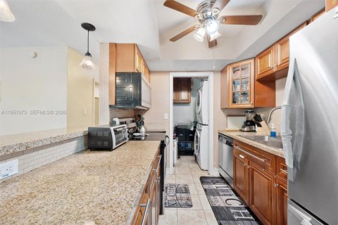 House in Tamarac, Florida 2 bedrooms, 104.79 sq.m. № 2009173 - photo 4