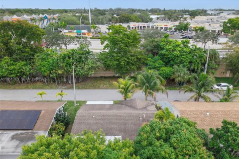 House in Tamarac, Florida 2 bedrooms, 104.79 sq.m. № 2009173 - photo 15