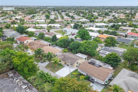 House in Tamarac, Florida 2 bedrooms, 104.79 sq.m. № 2009173 - photo 16