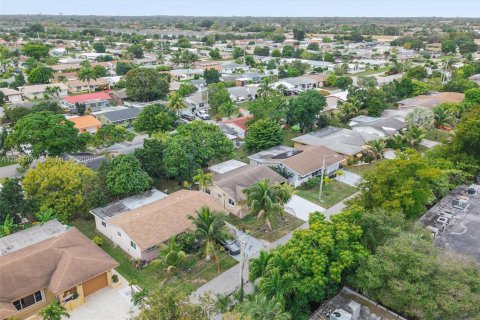 House in Tamarac, Florida 2 bedrooms, 104.79 sq.m. № 2009173 - photo 17