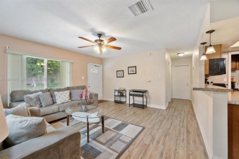 House in Tamarac, Florida 2 bedrooms, 104.79 sq.m. № 2009173 - photo 3