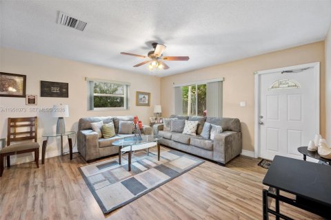 House in Tamarac, Florida 2 bedrooms, 104.79 sq.m. № 2009173 - photo 2