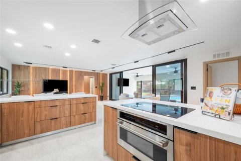 House in Fort Lauderdale, Florida 4 bedrooms, 179.49 sq.m. № 1921603 - photo 1