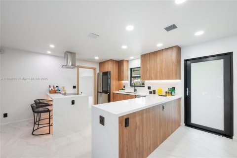 House in Fort Lauderdale, Florida 4 bedrooms, 179.49 sq.m. № 1921603 - photo 9