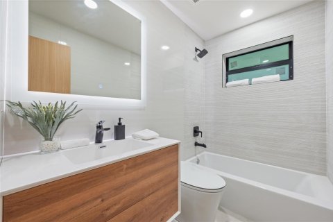 House in Fort Lauderdale, Florida 4 bedrooms, 179.49 sq.m. № 1921603 - photo 22