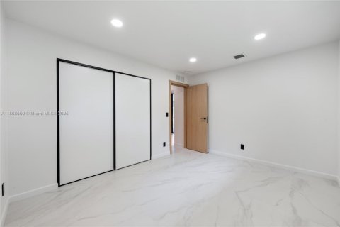 House in Fort Lauderdale, Florida 4 bedrooms, 179.49 sq.m. № 1921603 - photo 24