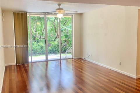 Кондоминиум с 2 спальнями в Дания-Бич, Флорида № 2065323