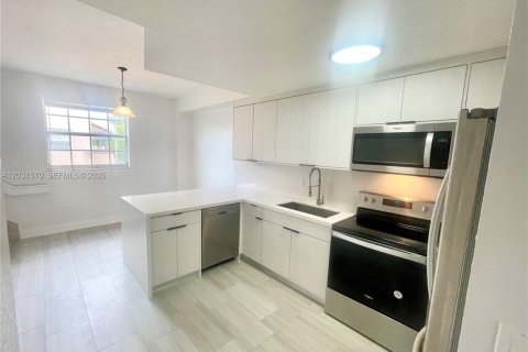 Condo in Hialeah, Florida, 2 bedrooms № 2077431