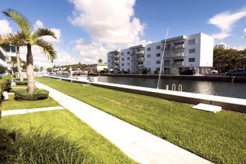Condominio en venta en North Miami Beach, Florida, 1 dormitorio, 63.55 m2 № 1788518 - foto 13
