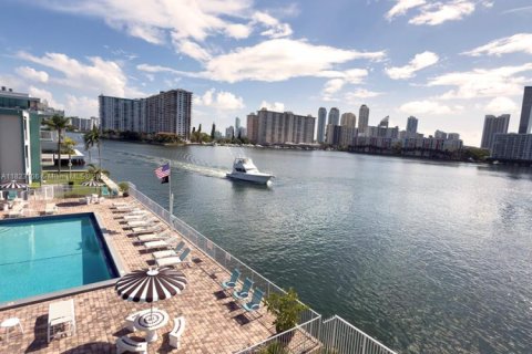 Condominio en venta en North Miami Beach, Florida, 1 dormitorio, 63.55 m2 № 1788518 - foto 2