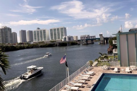 Condominio en venta en North Miami Beach, Florida, 1 dormitorio, 63.55 m2 № 1788518 - foto 10