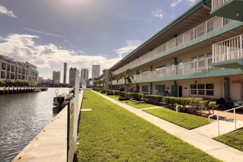 Condominio en venta en North Miami Beach, Florida, 1 dormitorio, 63.55 m2 № 1788518 - foto 16