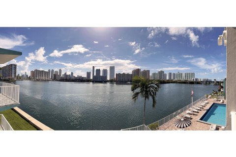 Condominio en venta en North Miami Beach, Florida, 1 dormitorio, 63.55 m2 № 1788518 - foto 4