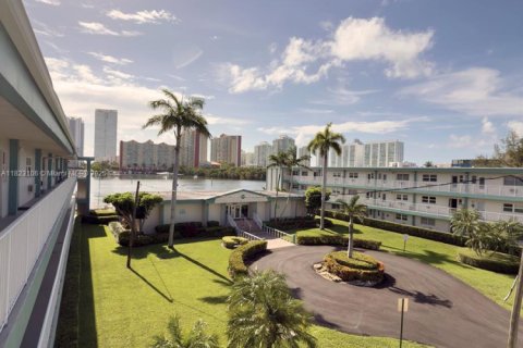 Condominio en venta en North Miami Beach, Florida, 1 dormitorio, 63.55 m2 № 1788518 - foto 19