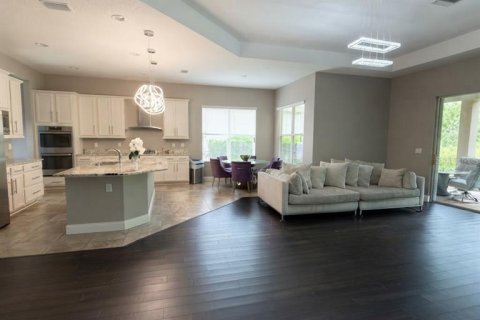 House in Wesley Chapel, Florida 4 bedrooms, 368.82 sq.m. № 2410669 - photo 11