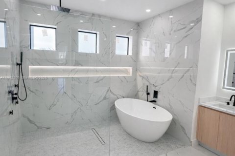 Villa ou maison à vendre à Cape Coral, Floride: 4 chambres, 179.39 m2 № 1999061 - photo 12