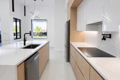 House in Cape Coral, Florida 4 bedrooms, 179.39 sq.m. № 1999061