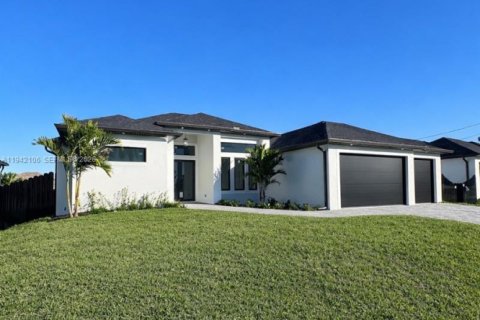 Villa ou maison à vendre à Cape Coral, Floride: 4 chambres, 179.39 m2 № 1999061 - photo 24