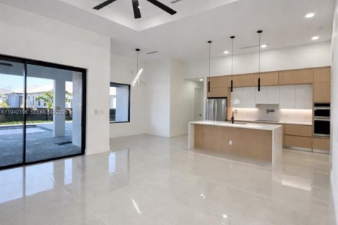 Villa ou maison à vendre à Cape Coral, Floride: 4 chambres, 179.39 m2 № 1999061 - photo 6