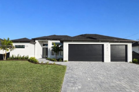 Villa ou maison à vendre à Cape Coral, Floride: 4 chambres, 179.39 m2 № 1999061 - photo 2