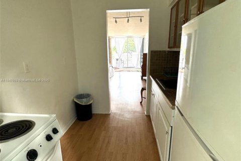 Copropriété à louer à Miami Beach, Floride: 40.41 m2 № 1983313 - photo 2