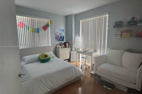 Condo in Miami, Florida, 2 bedrooms № 1779781 - photo 3