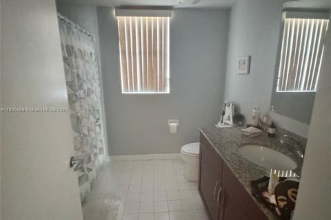Condo in Miami, Florida, 2 bedrooms № 1779781 - photo 6