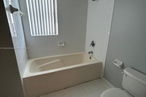 Condo in Miami, Florida, 2 bedrooms № 1779781 - photo 9