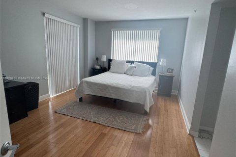 Condo in Miami, Florida, 2 bedrooms № 1779781 - photo 5