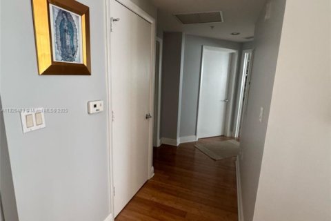 Condo in Miami, Florida, 2 bedrooms № 1779781 - photo 2