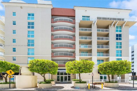 Condo in Miami, Florida, 2 bedrooms № 1779781 - photo 14