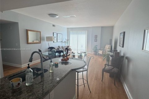 Condo in Miami, Florida, 2 bedrooms № 1779781 - photo 1