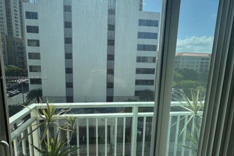 Condo in Miami, Florida, 2 bedrooms № 1779781 - photo 7