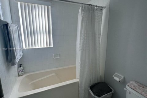 Condo in Miami, Florida, 2 bedrooms № 1779781 - photo 4