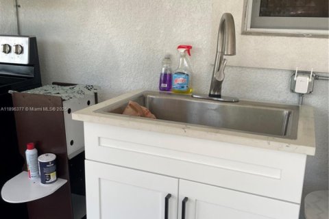 Propiedad comercial en alquiler en Pompano Beach, Florida, 122.72 m2 № 2015676 - foto 15