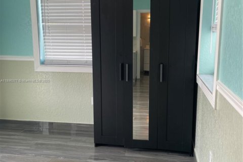 Propiedad comercial en alquiler en Pompano Beach, Florida, 122.72 m2 № 2015676 - foto 4