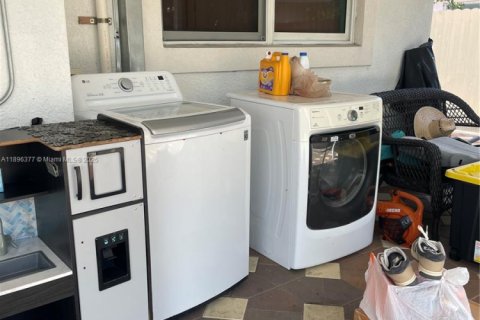 Propiedad comercial en alquiler en Pompano Beach, Florida, 122.72 m2 № 2015676 - foto 13