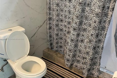 Propiedad comercial en alquiler en Pompano Beach, Florida, 122.72 m2 № 2015676 - foto 12