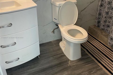 Propiedad comercial en alquiler en Pompano Beach, Florida, 122.72 m2 № 2015676 - foto 3