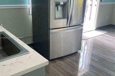 Propiedad comercial en alquiler en Pompano Beach, Florida, 122.72 m2 № 2015676 - foto 9