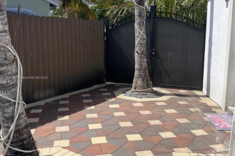 Propiedad comercial en alquiler en Pompano Beach, Florida, 122.72 m2 № 2015676 - foto 7