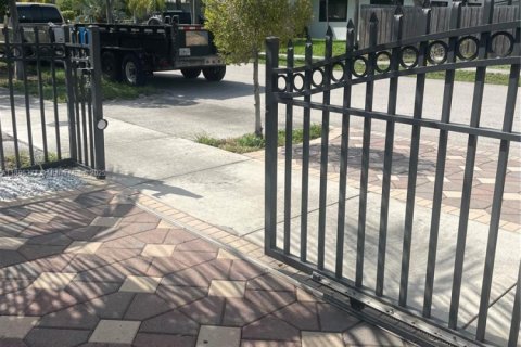 Propiedad comercial en alquiler en Pompano Beach, Florida, 122.72 m2 № 2015676 - foto 5