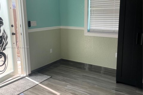 Propiedad comercial en alquiler en Pompano Beach, Florida, 122.72 m2 № 2015676 - foto 10