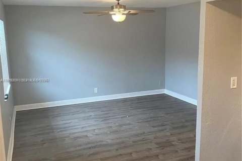 Commercial property in Pompano Beach, Florida 264.68 sq.m. № 2010702 - photo 12