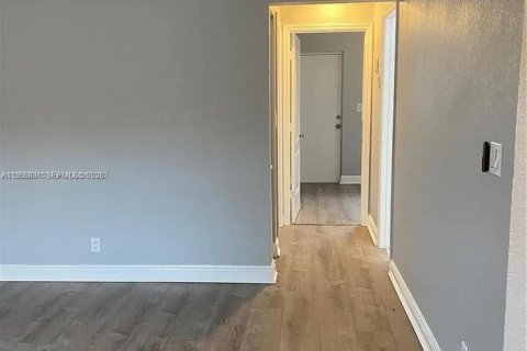 Commercial property in Pompano Beach, Florida 264.68 sq.m. № 2010702 - photo 13