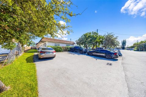 Commercial property in Pompano Beach, Florida 264.68 sq.m. № 2010702 - photo 4